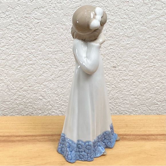 Vintage D’ART S.A. Blue/White Porcelain Sleepy Girl Holding Teddy Bear Figurine - Picture 2 of 15